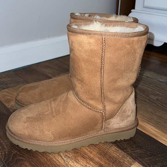 Authentic Ugg Classic Short II - Picture 2 of 6